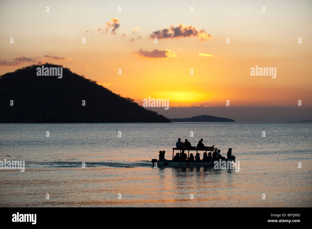 Touristenboot bei Sonnenuntergang am Lake Malawi, Cape Maclear, Malawi Stockfoto