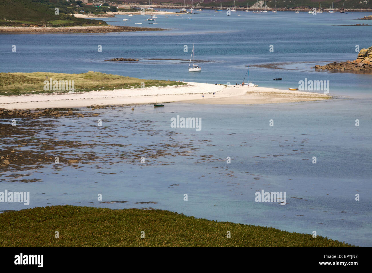 Tagesausflügler anlegen ihre Boote am Strand auf der unbewohnten Insel Samson die Isles of Scilly Stockfoto