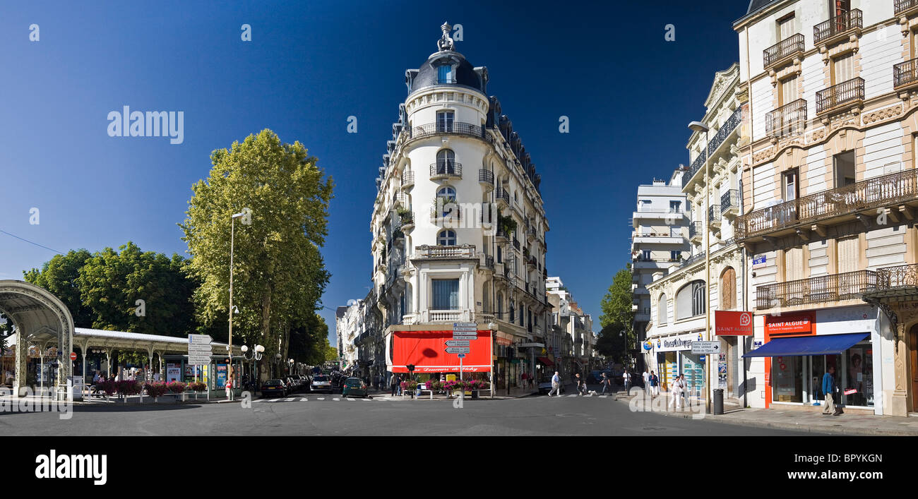 Das alte Astoria Palace Hotel in Vichy (Allier - Frankreich). Stockfoto