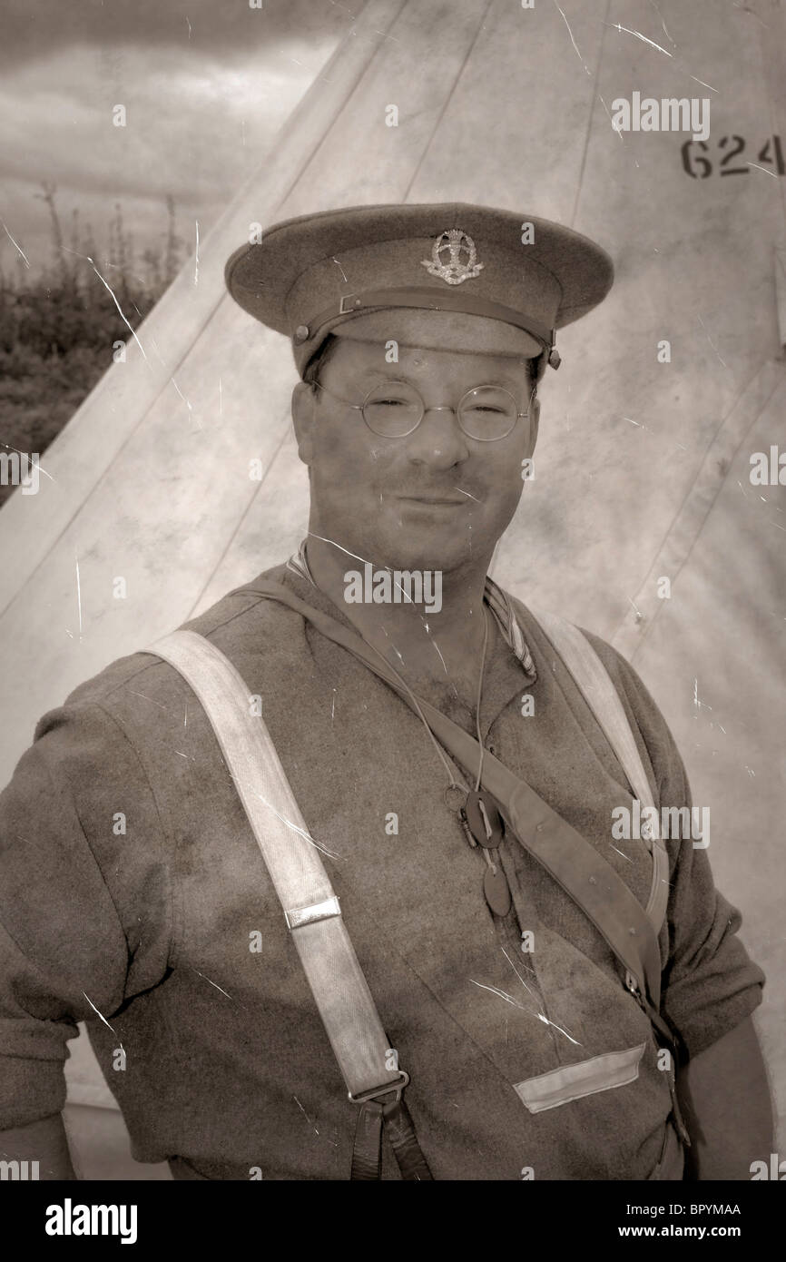 WW1 British Tommy in einem Camp hinter der Frontlinie im Jahre 1915 Stockfoto