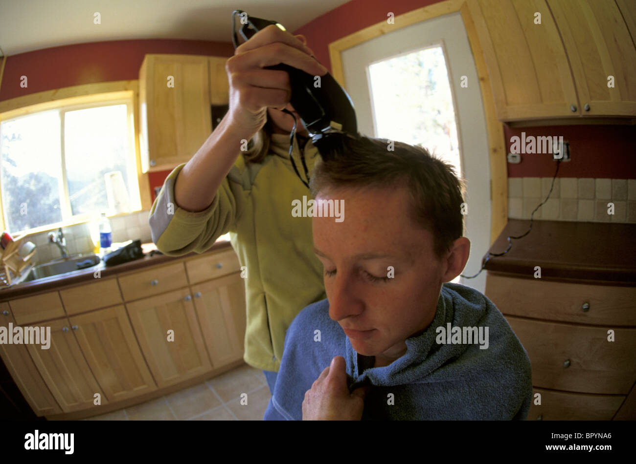 Tommy Caldwell bekommt einen neuen Haarschnitt von seiner Frau Beth Rodden in ihrer Heimat. Stockfoto