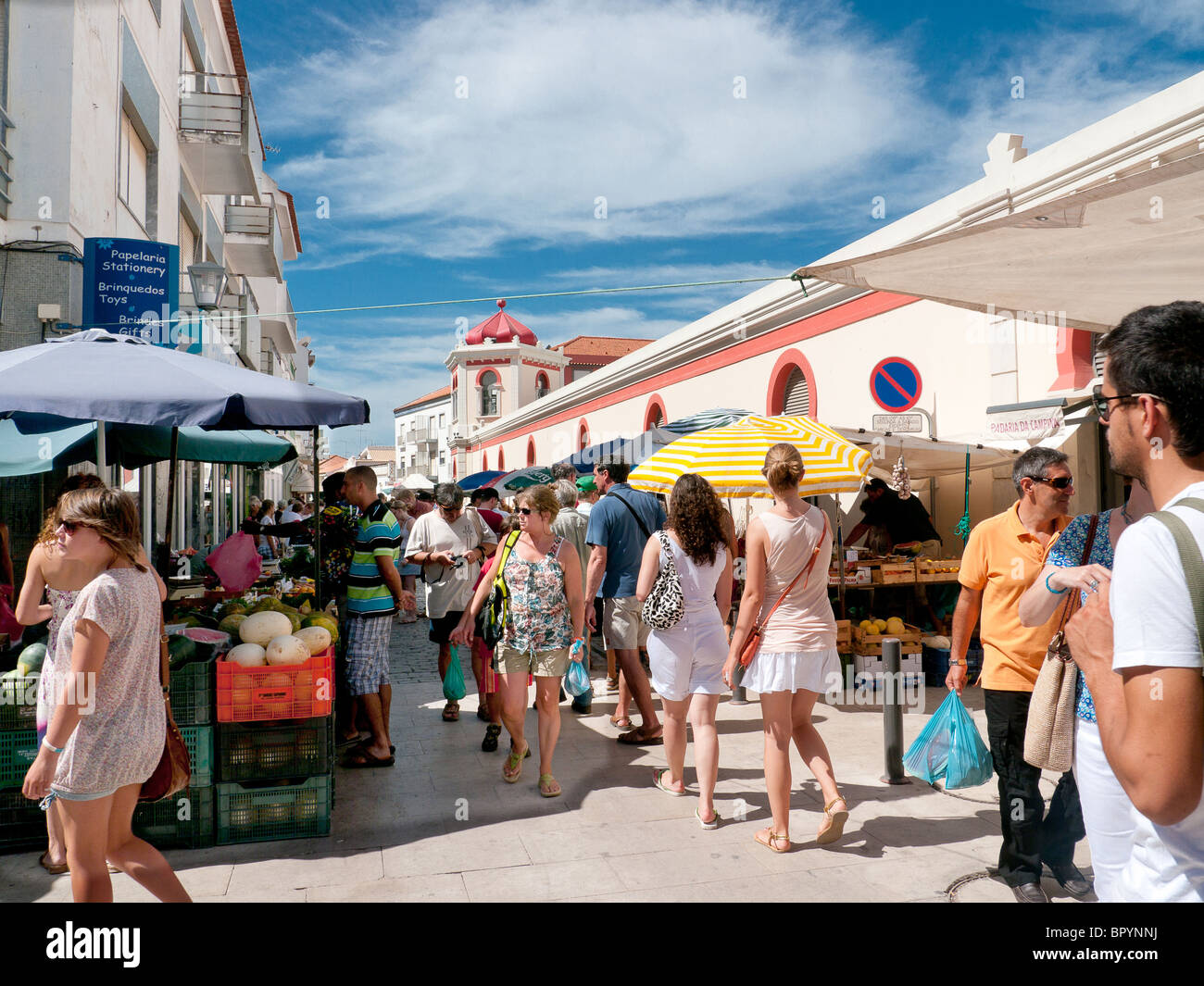 Straße und Markthalle in Loulé, Algarve, Portugal Stockfoto