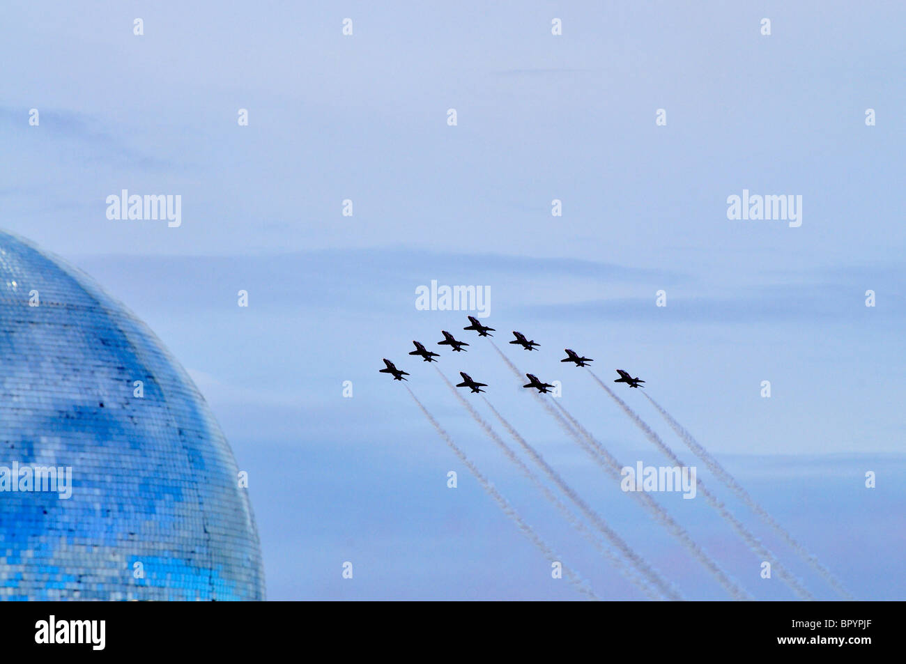 Royal Air Force Kunstflugstaffel, Red Arrows, herumfliegen Blackpools Glitzer Discokugel, optische Täuschung, Stockfoto