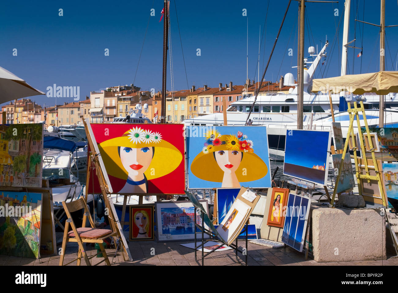 Der Hafen, St. Tropez, Var, Provence, Südfrankreich, mit Gemälde zum Verkauf. Stockfoto