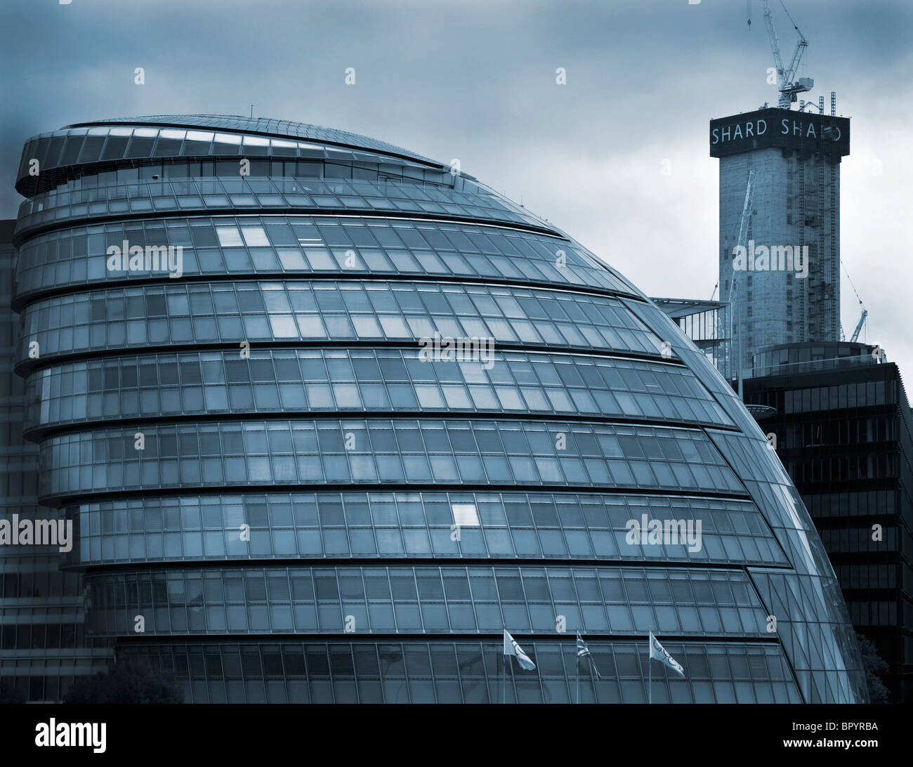 London City Hall und The Shard im Bau, London, UK. Stockfoto