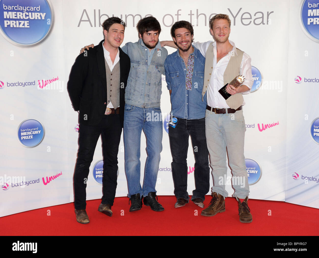 Marcus Mumford, "Land" Winston Marshall, Ben Lovett, Ted Dwane von Mumford & Söhne an die "Barclaycard Mercury Music Prize ausgezeichnet. Stockfoto