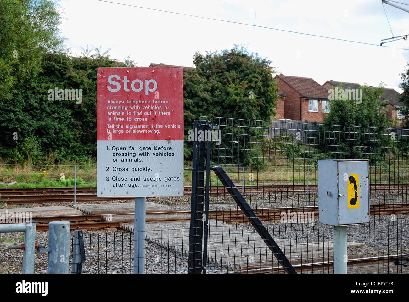 Stop-Schild an der Kreuzung Tore neben Bahn Linie England uk Stockfoto