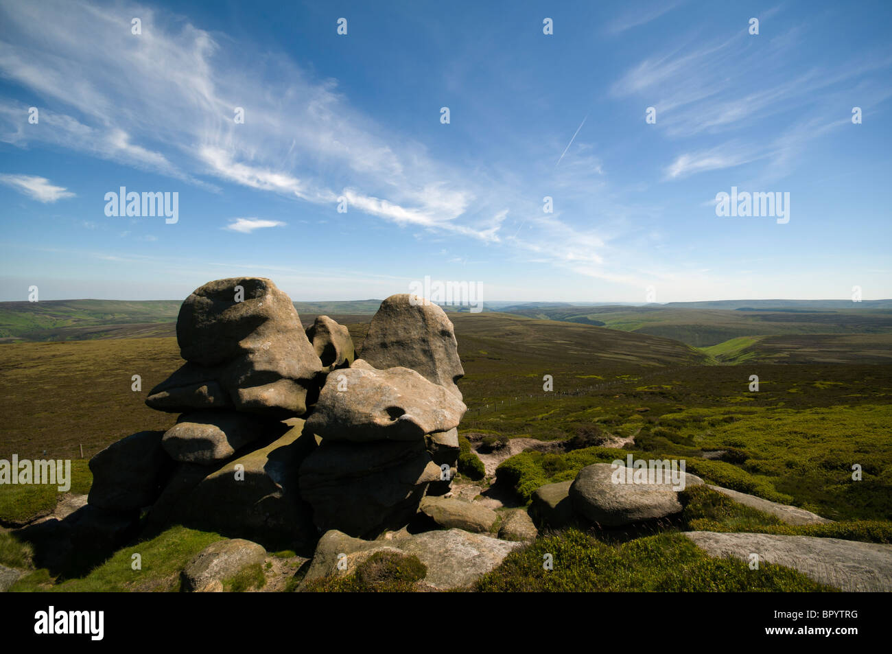 Erodierte Mühlstein Grit Aufschluss über Bleaklow, Peak District, Derbyshire, England, UK Stockfoto