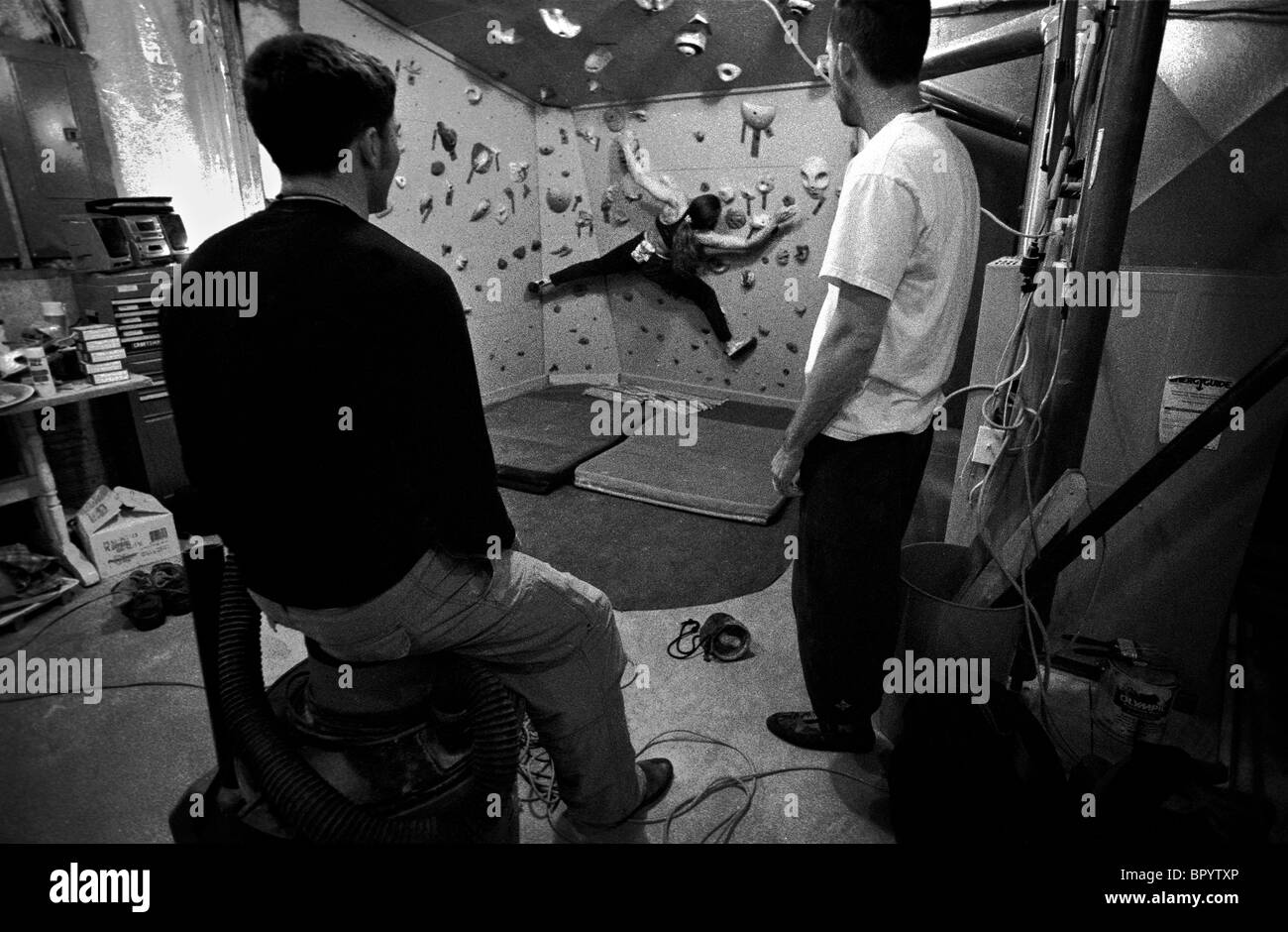 Eine Gruppe von Freunden hängen in ihrer Garage, die in einer Kletterhalle umgewandelt wurde. Stockfoto