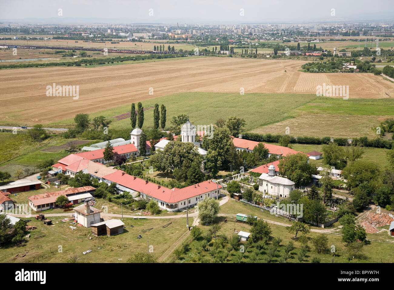 Luftaufnahme von einer Kirche in Rumänien Stockfoto