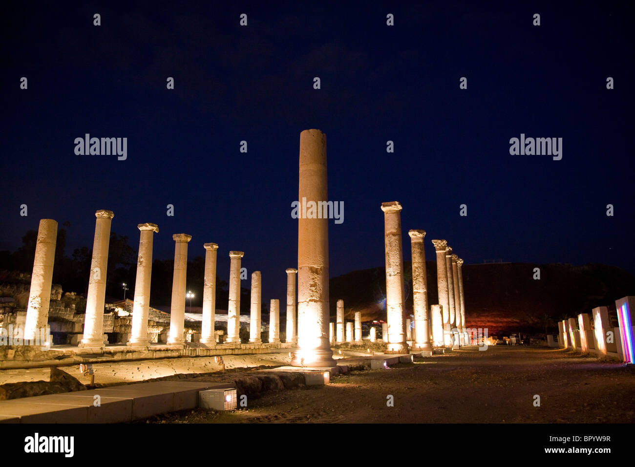 Die Ruinen der römischen Stadt von Beit Shean auf das Jordantal nachts fotografieren Stockfoto