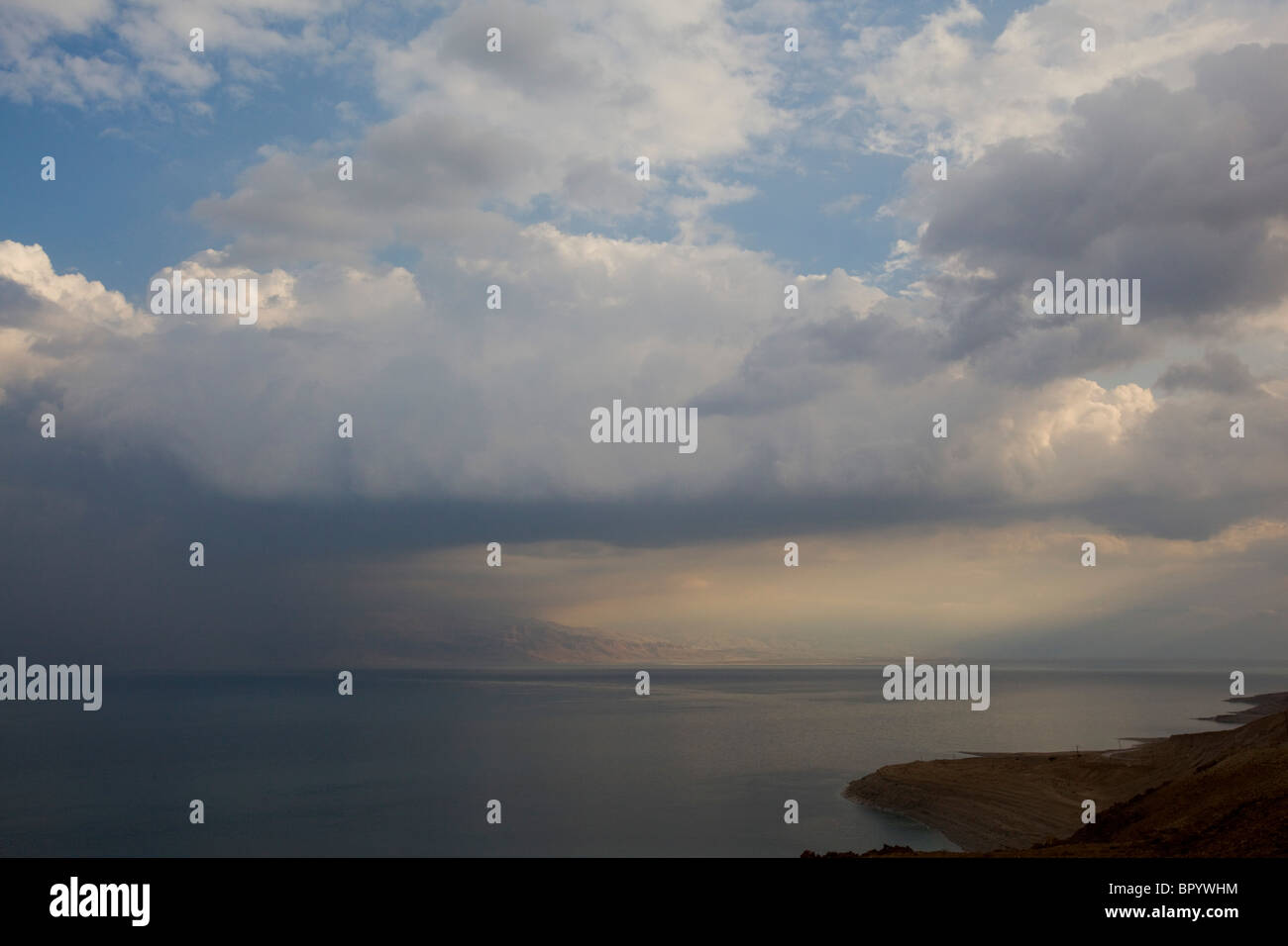 Foto von der Landschaft des Toten Meeres im winter Stockfoto