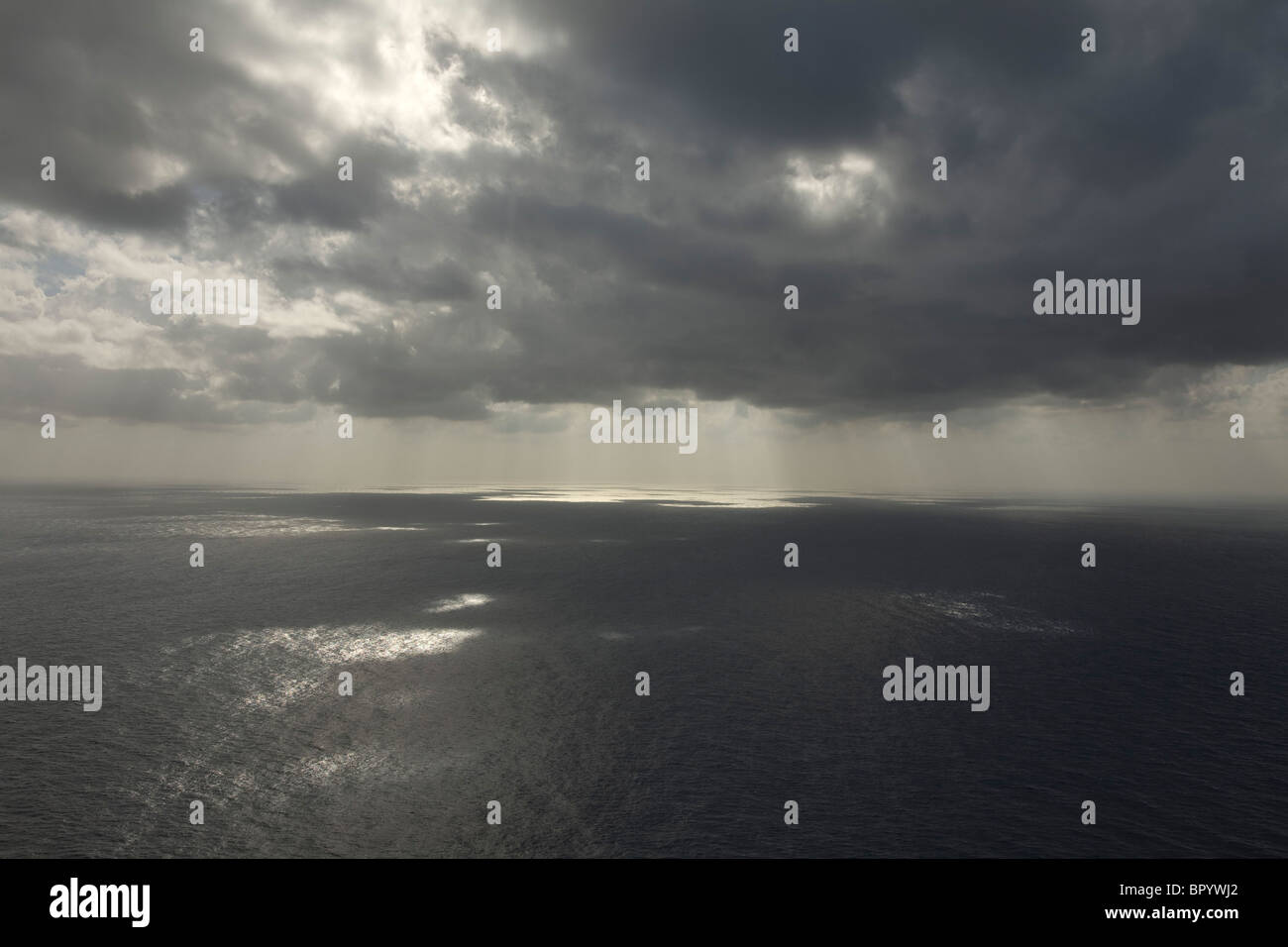 Abstrakte Sicht auf die Wolken Schatten auf das Mittelmeer Stockfoto
