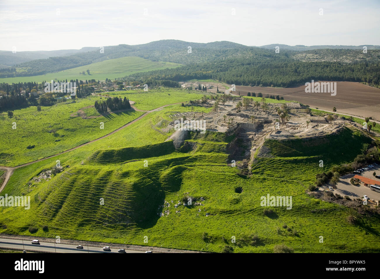 Luftaufnahme des Standortes Archäologie des Hügels Megidoin die Jezreel Senke Stockfoto