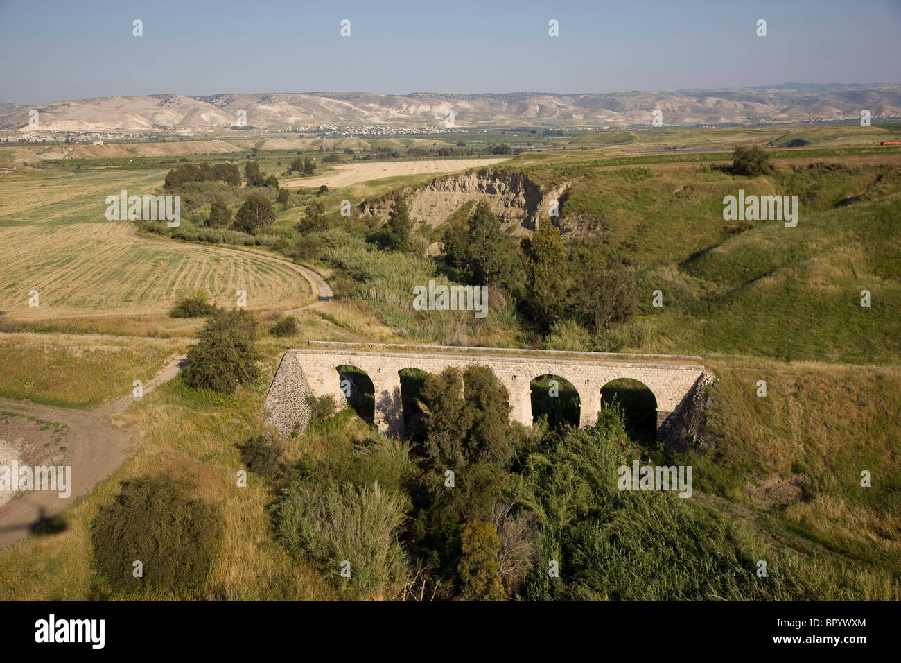 Luftaufnahme der alten türkischen Brücke im Jordantal Stockfoto