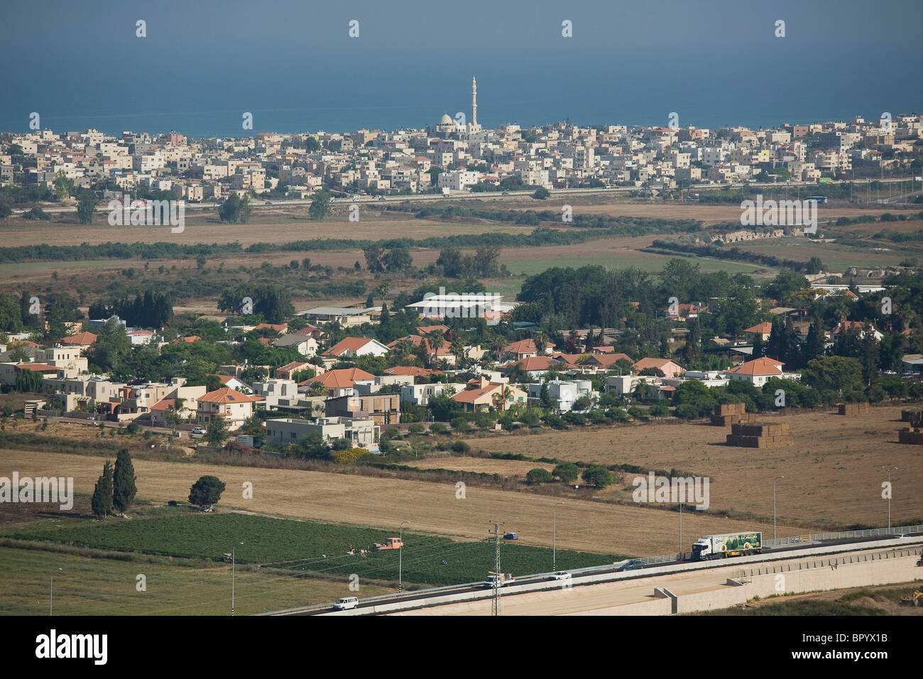 Panoramablick auf das arabische Dorf Sechemchet ein Zarka auf die Küstenebene Stockfoto