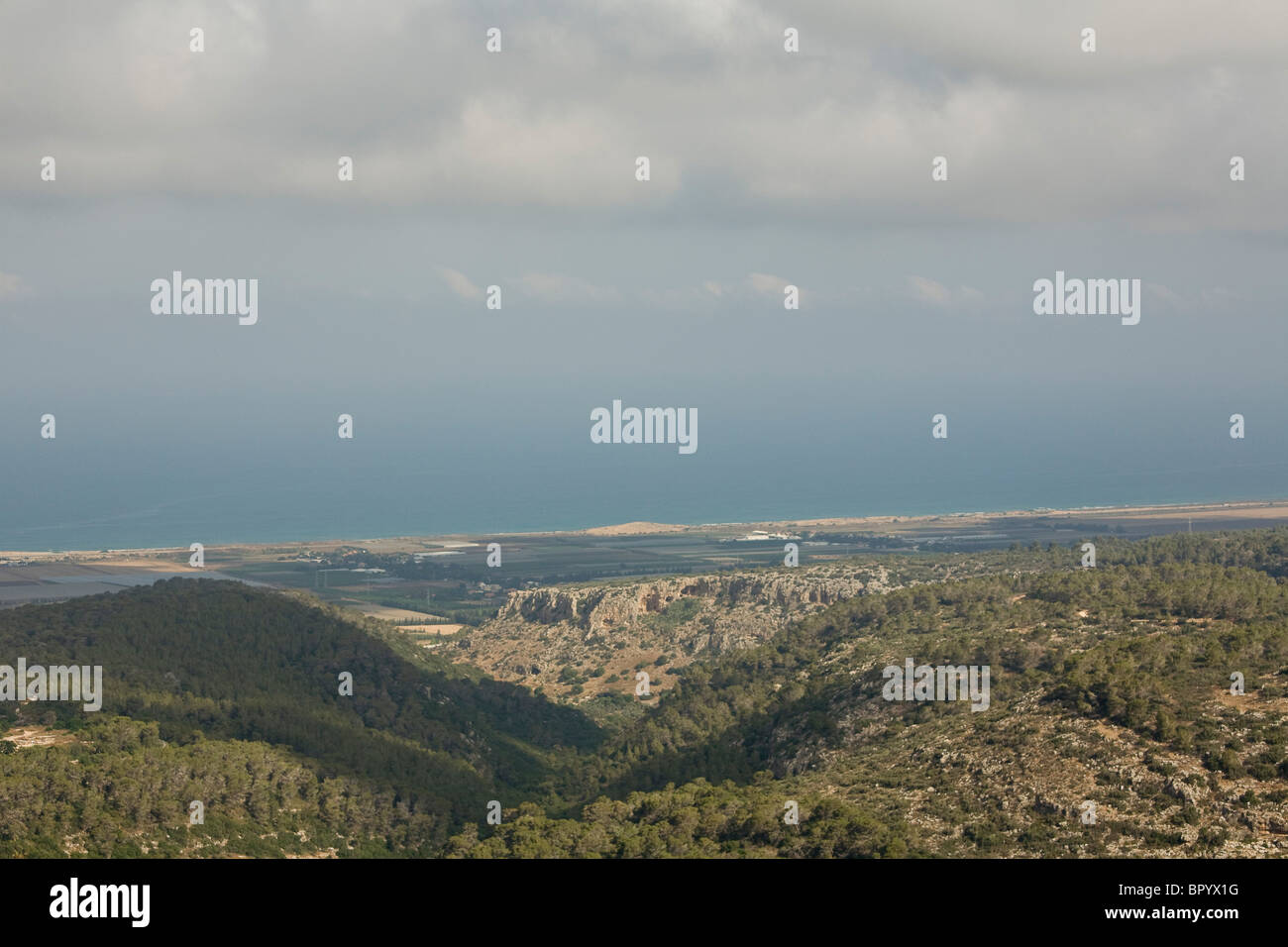 Luftaufnahme des Carmel Rückens und der Küstenebene Stockfoto