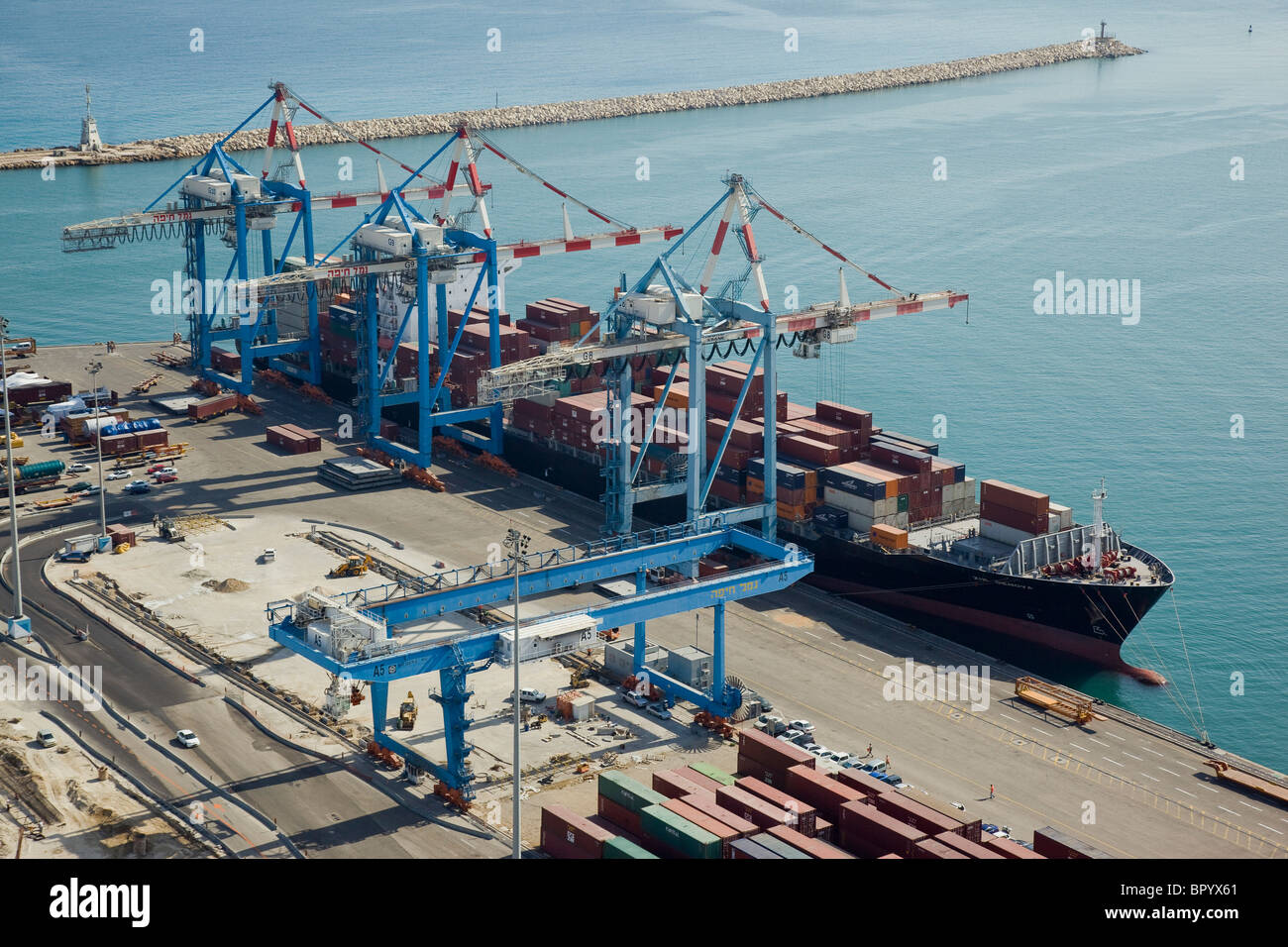 Luftaufnahme von einem Containerschiff im Hafen von Haifa Stockfoto