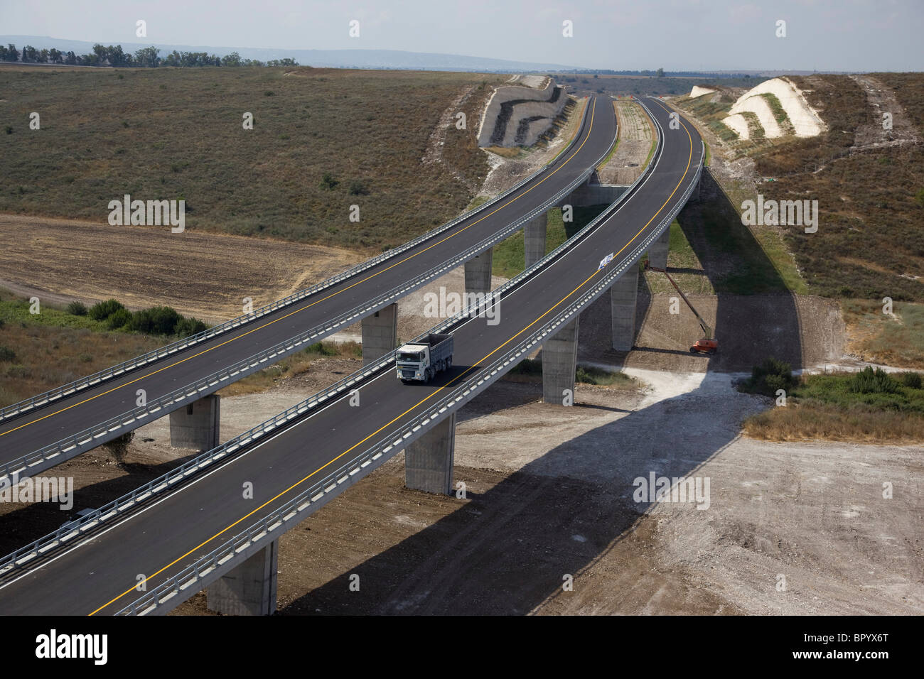 Luftaufnahme der Mautstraße Highway Nr. 6 über die Höhen von Menashe Stockfoto