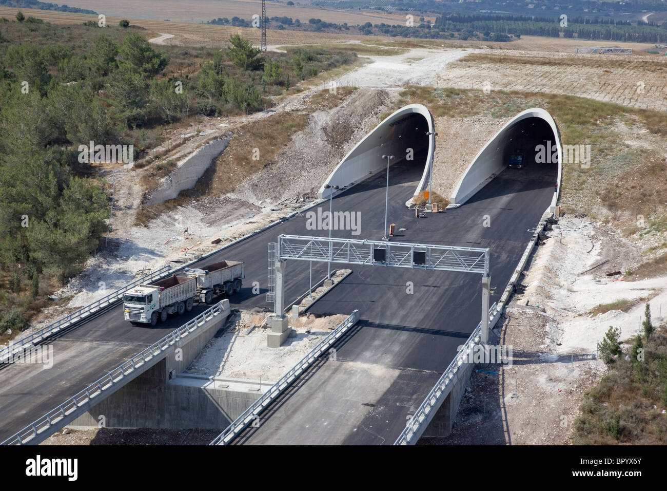 Luftaufnahme eines Tunnels der Mautstraße Highway Nr. 6 über die Höhen von Menashe Stockfoto