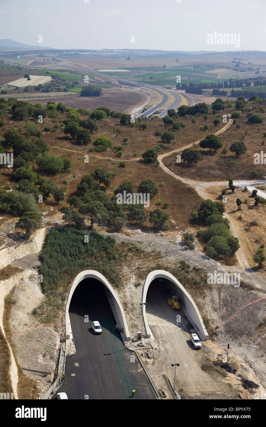 Luftaufnahme eines Tunnels der Mautstraße Highway Nr. 6 über die Höhen von Menashe Stockfoto