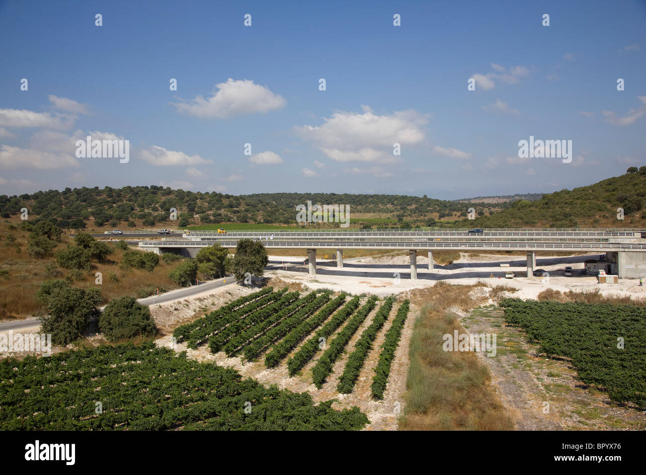 Luftbild der Autobahn Nummer 6 Höhenarbeiten Menashe Stockfoto