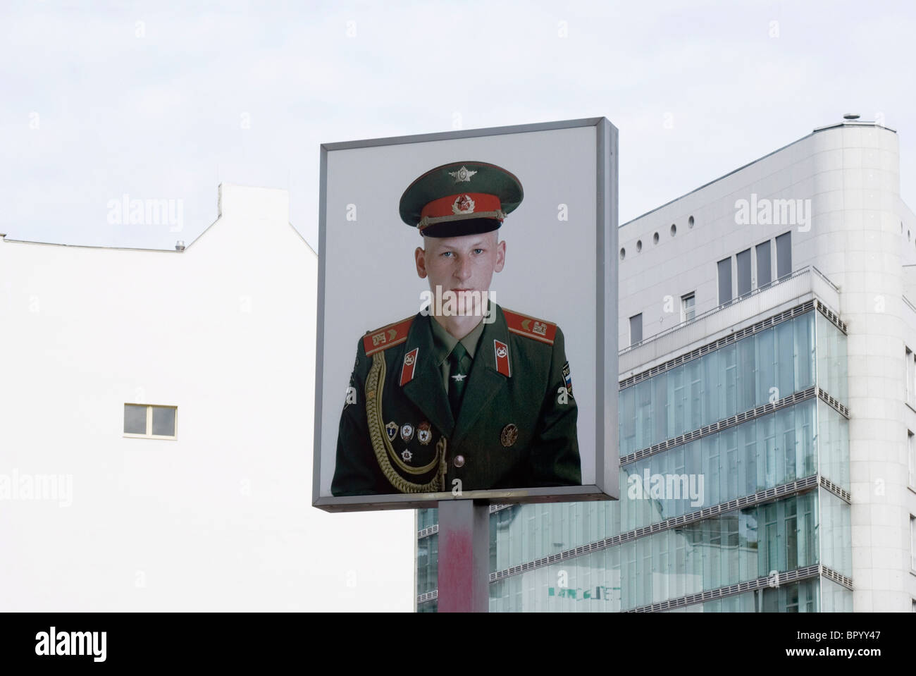 Deutschland, Berlin, Friedrichstraße, Checkpoint Charlie, russischer Soldat Gedenk Plakat Stockfoto