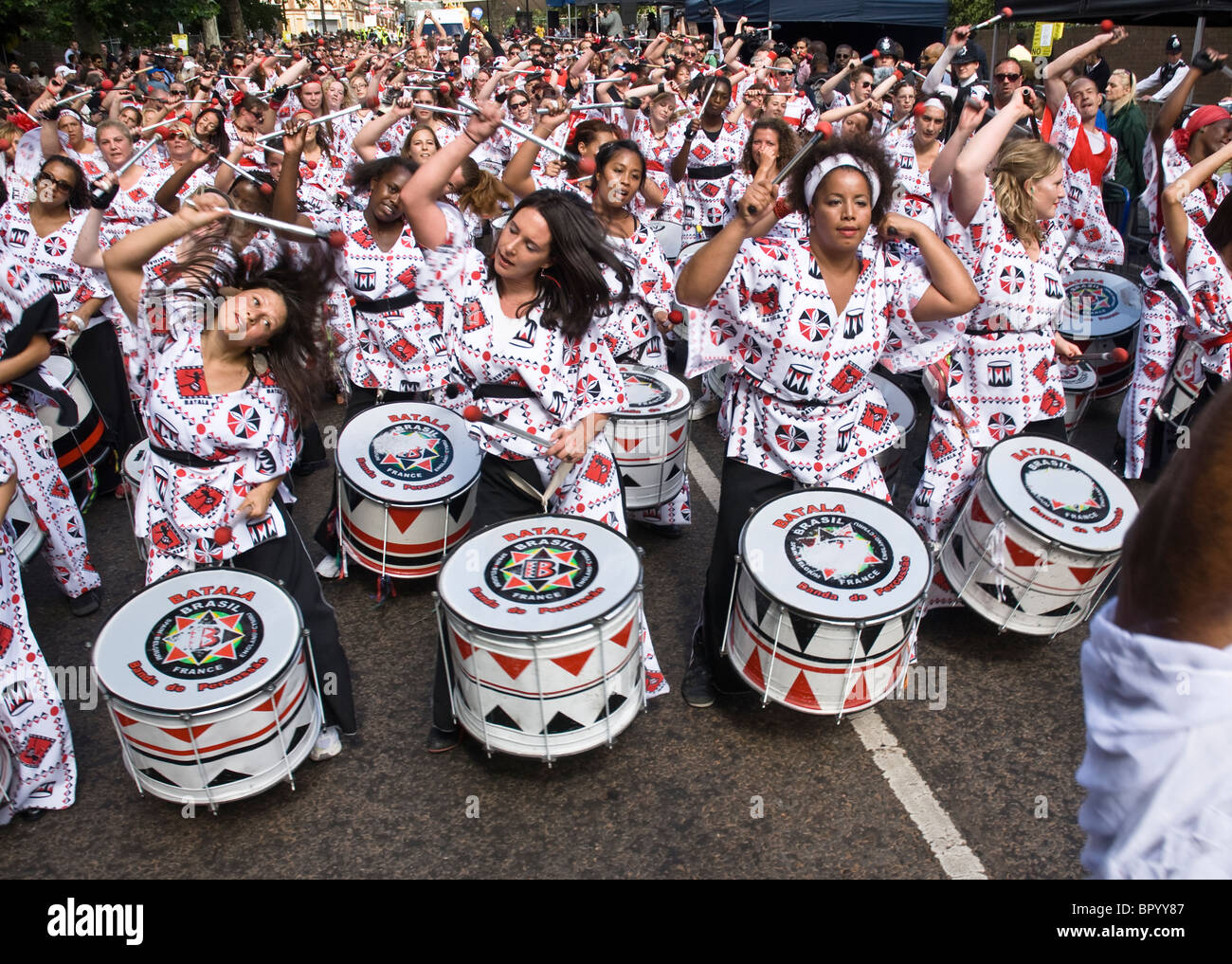 Trommler aus Batala Banda de Percussao erklingt in der Notting Hill Carnival Streetparade in West-London, England. Stockfoto
