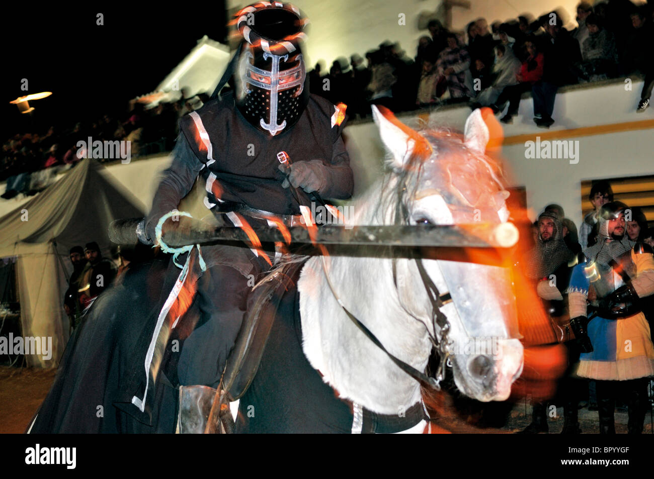 Portugal, Alentejo: Mittelalterliches Ritterturnier während des Festivals rund um historische Schlacht Batalha Dos Atoleiros in Fronteira Stockfoto