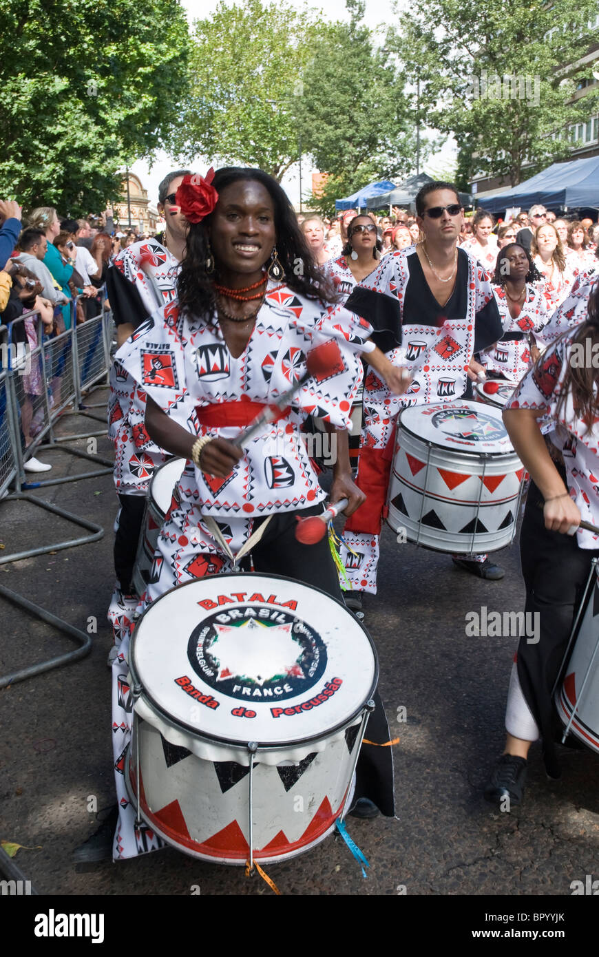 Trommler aus Batala Banda de Percussao erklingt in der Notting Hill Carnival Streetparade in West-London, England. Stockfoto