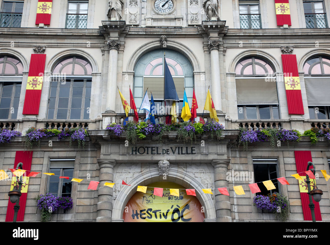 Hotel de Ville (Rathaus) in Pau, Frankreich, für Sommerfest dekoriert Stockfoto