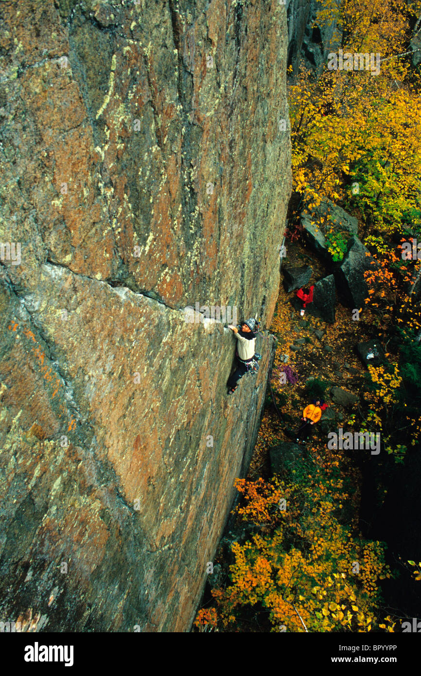 Männliche Kletterer in den Adirondacks mit leuchtenden Herbstfarben Stockfoto