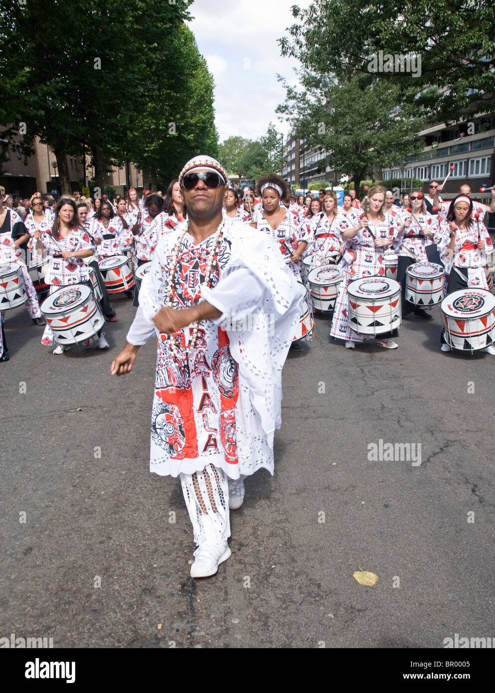 Der Bandleader von Batala Banda de Percussao führt die Band gedacht die Straßen an der Notting Hill Carnival Stockfoto