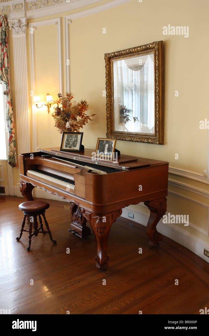 alte klassische retro Vintage Klavier aus Holz Casa loma Stockfoto