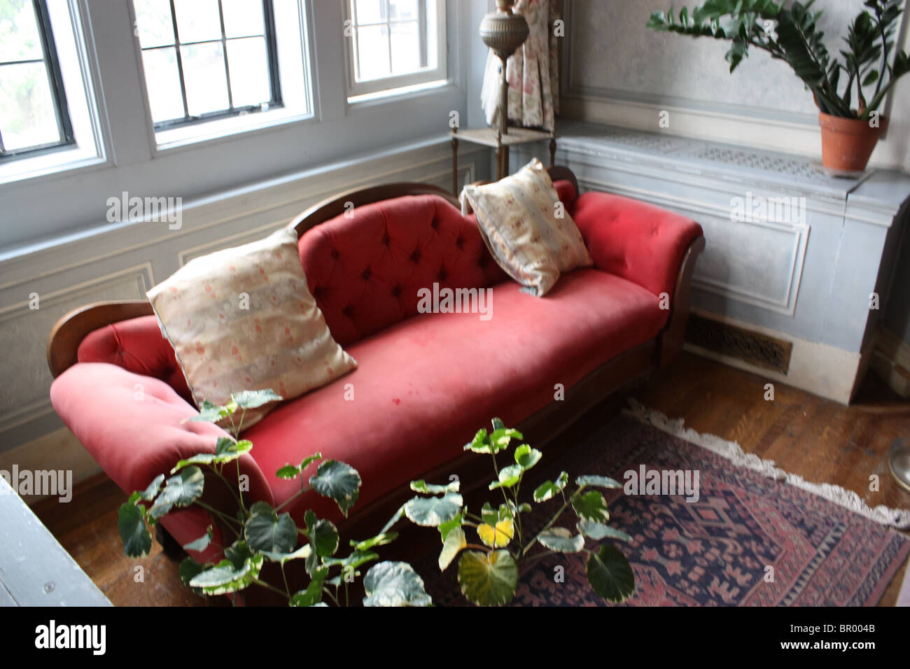 Alte Rote Couch Stockfotos Und Bilder Kaufen Alamy