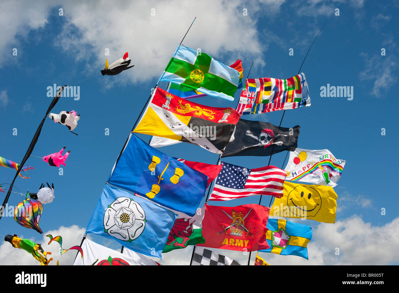 Leuchtend bunte Spaß Fahnen Fett blauen Himmel Stockfoto