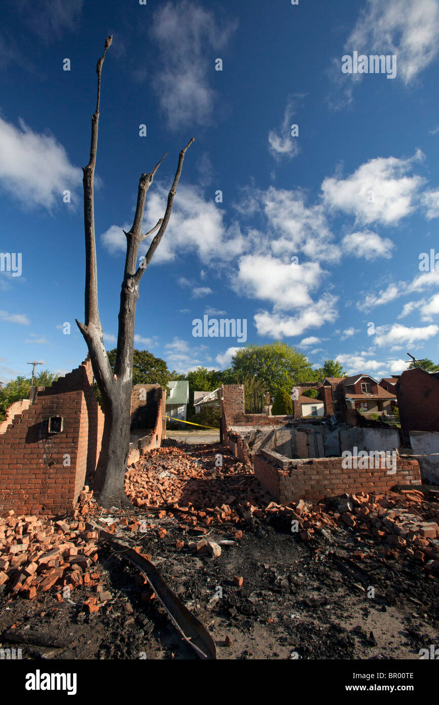 Feuer zerstört Detroit Nachbarschaften durch starke Winde und Haushalt schneidet haben reduziert die Anzahl der Feuerwehrleute Stockfoto