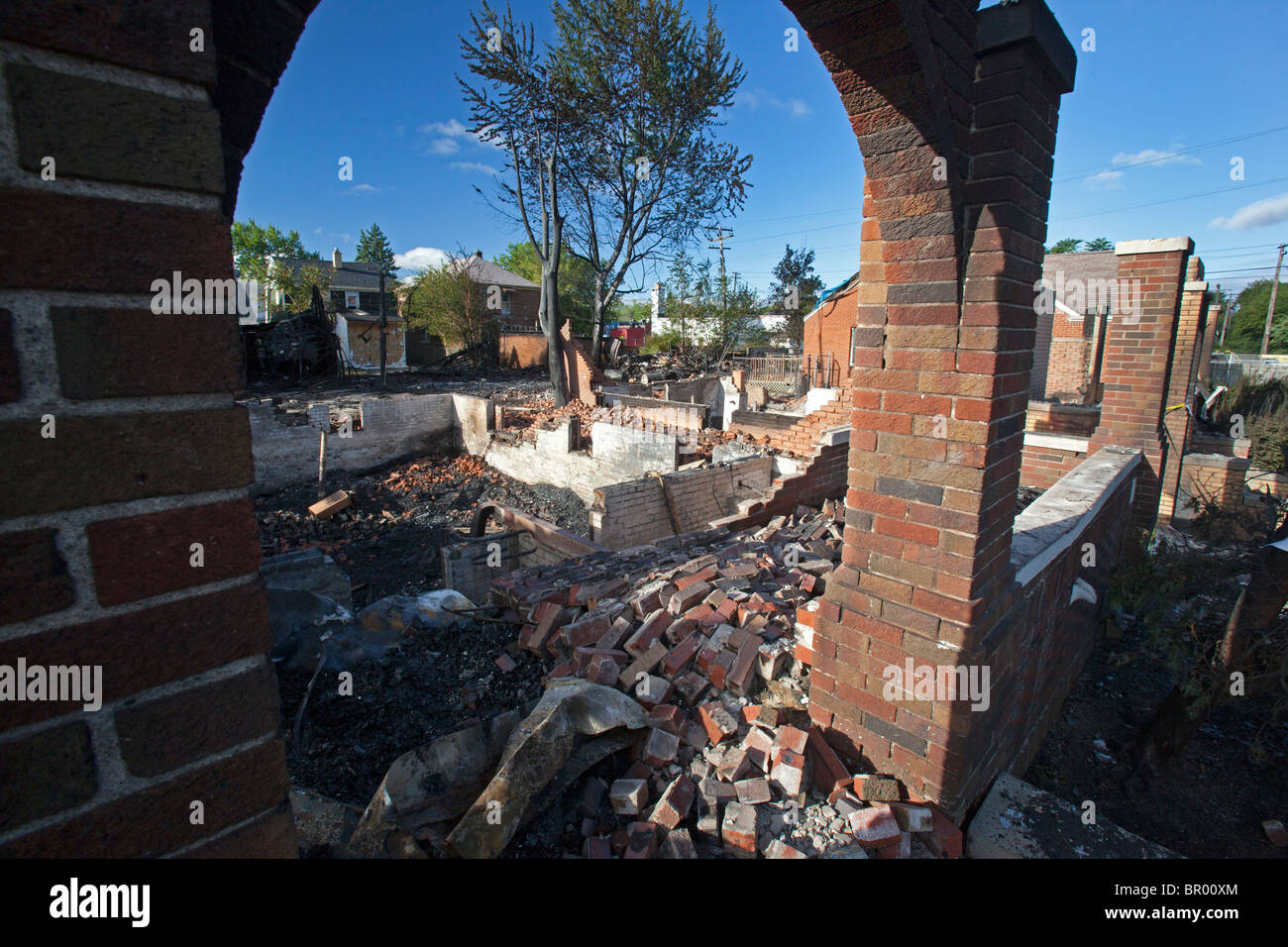 Feuer zerstört Detroit Nachbarschaften durch starke Winde und Haushalt schneidet haben reduziert die Anzahl der Feuerwehrleute Stockfoto