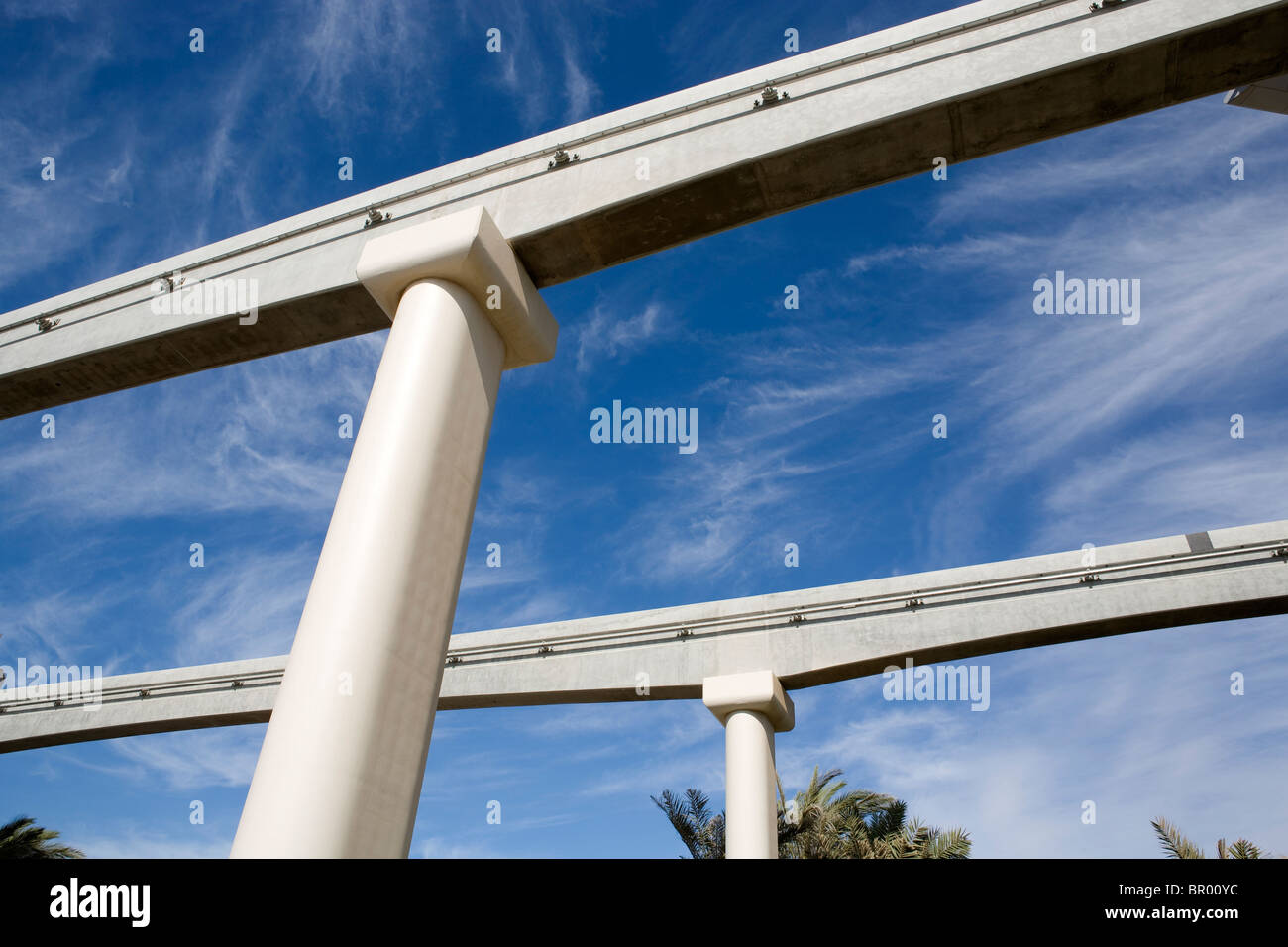 Trainieren Sie Schienen an der modernen Haltestelle Aquaventura auf der Palm Jumeirah in Dubai. Stockfoto