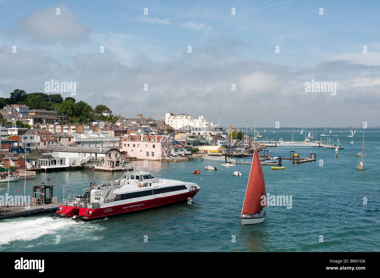 Red Funnel Hochgeschwindigkeits-Katamaran geht andere Boote, wie es Cowes auf der Isle Of Wight, England Blätter Stockfoto