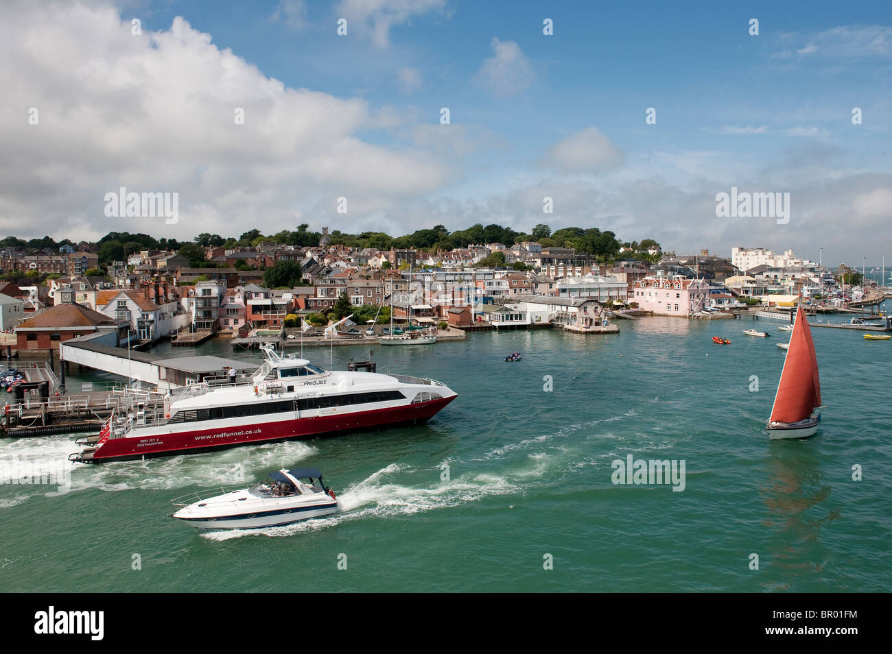 Red Funnel Katamaran vorbei, andere Boote als es hinterlässt Cowes auf der Isle Of Wight, England. Stockfoto