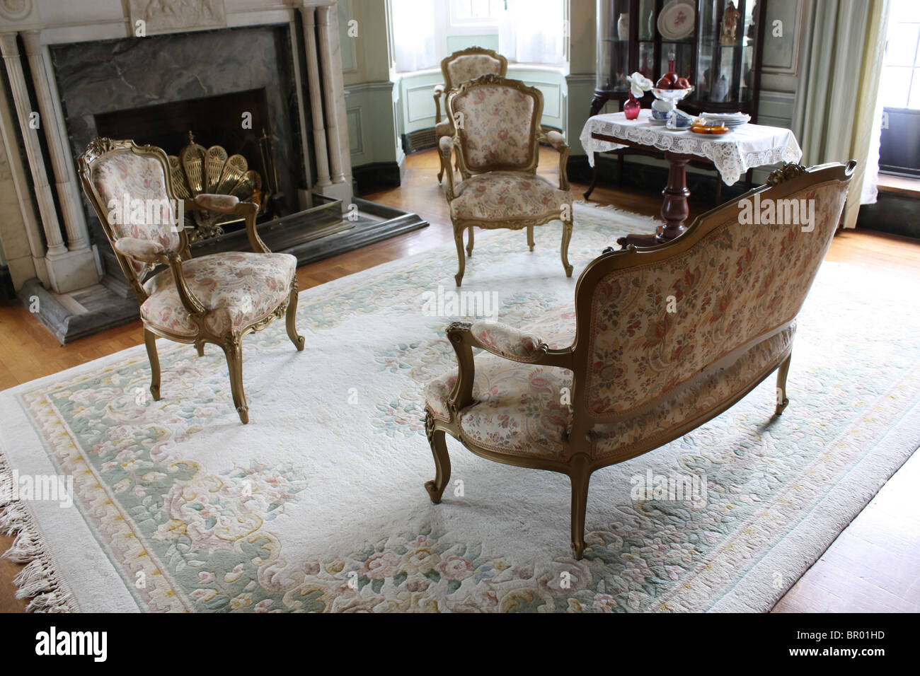 Viktorianische retro Vintage Stühle Sofas Teppich Wohnzimmer Stockfoto