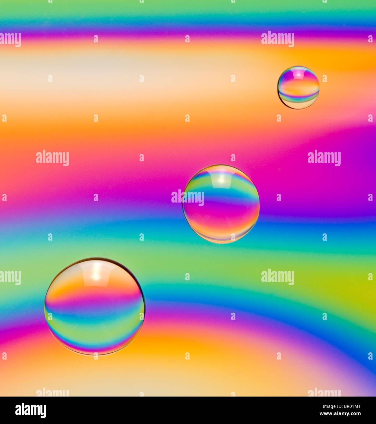 Abstraktes Bild von Wassertropfen durch cross-Polarisation gefärbt. Stockfoto