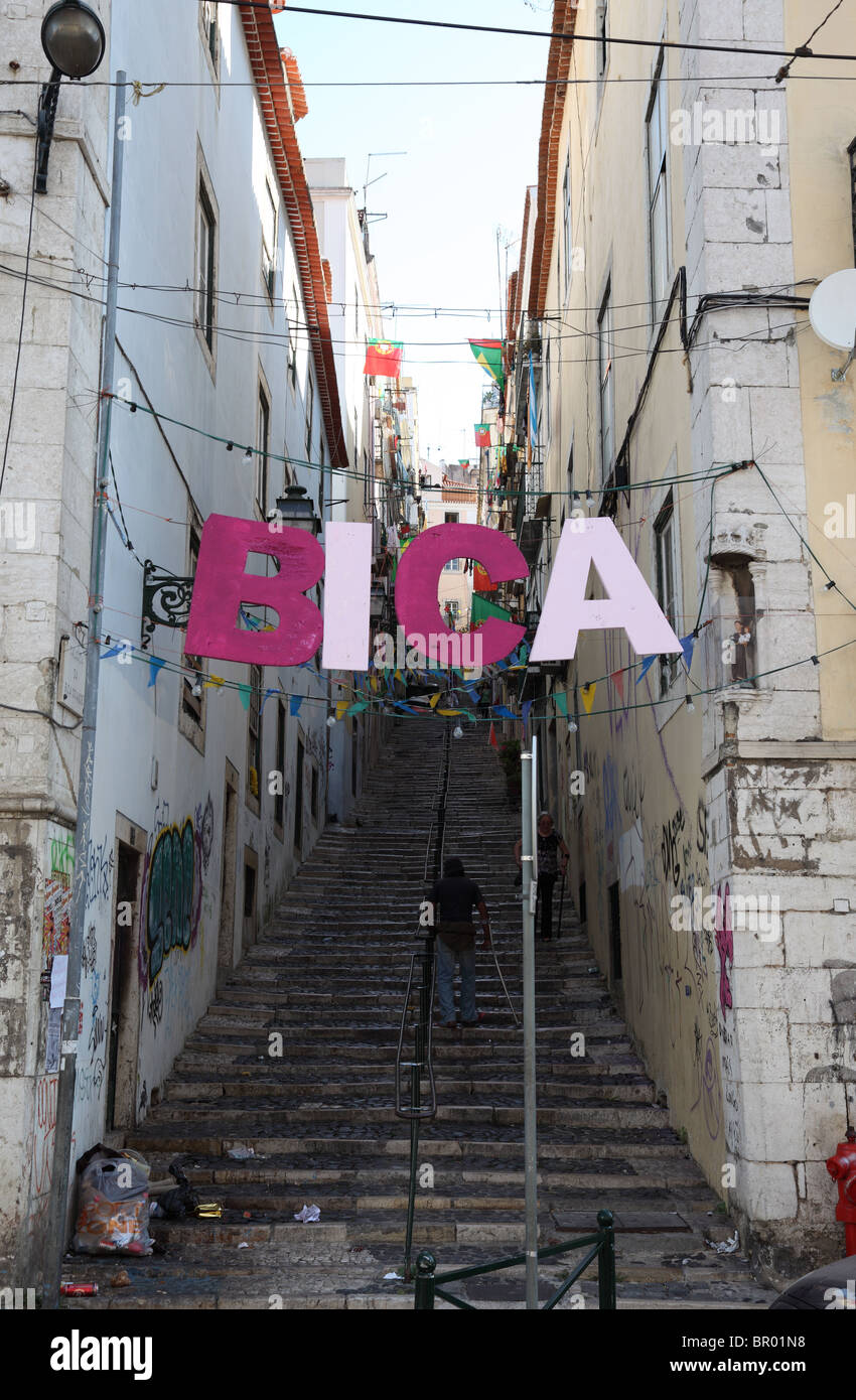 Treppe im Bica Viertel der Altstadt von Lissabon, Portugal Stockfoto