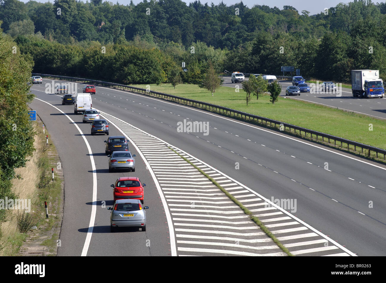 Fahrzeuge auf der Kreuzung 15 M40 Autobahn bei Ausfahrt in der Nähe von Warwick, Großbritannien Stockfoto