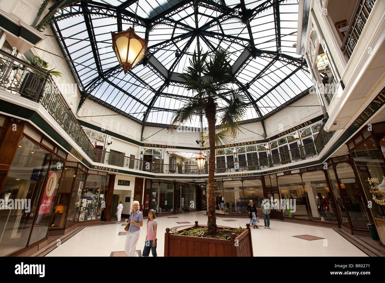 Großbritannien, England, Merseyside, Southport, Lord Street, Wanderer Arcade viktorianischen warf eisernen Dach Überdachung Stockfoto