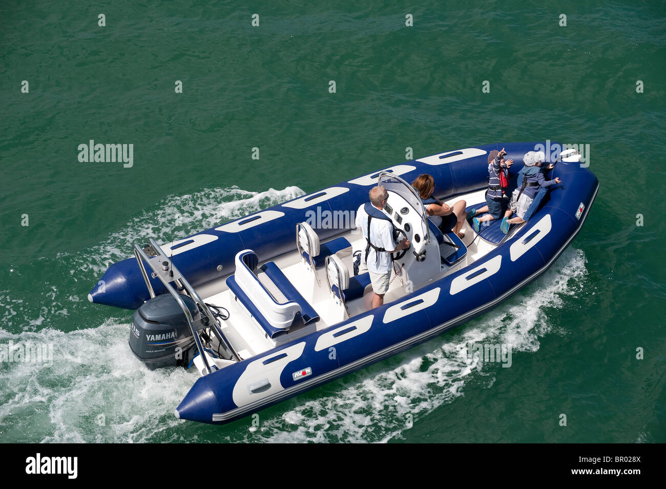 Avon RIB-Boot durch das Wasser in Cowes, Isle Of Wight Stockfoto