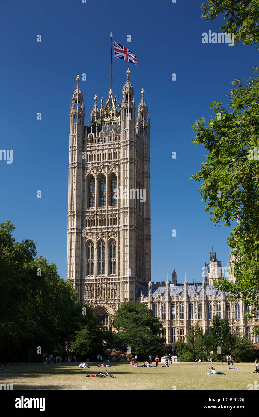 Victoria Tower der Häuser des Parlaments von Victoria Tower Gardens, London Stockfoto