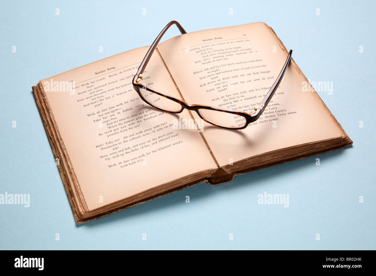 Buch mit Brille Stockfoto
