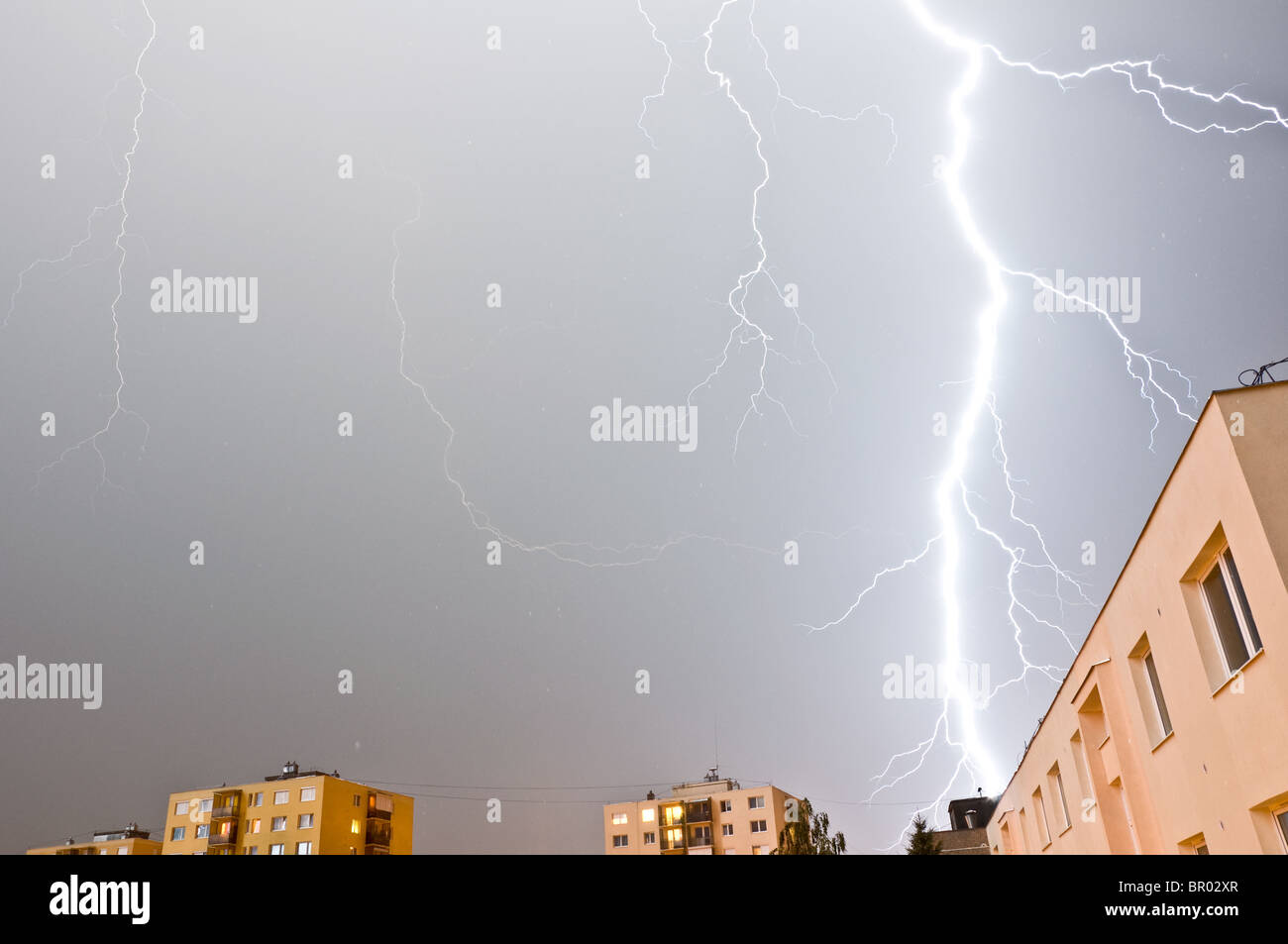Gewitter über Wohnblock in Nacht Stockfoto